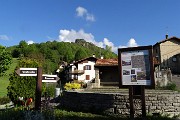 11 Reggetto di Vedesta , segnaletica nella piazzetta con vista in Corno Zuccone